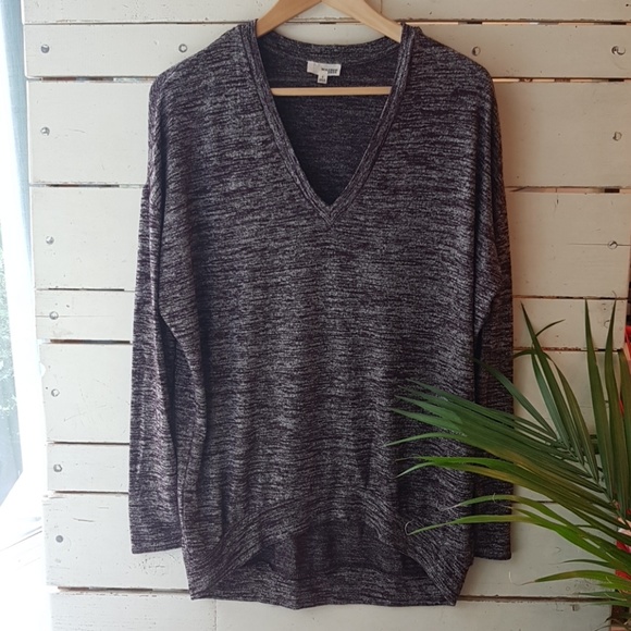 Aritzia Tops - Wilfred Free reposa long sleeve v-neck S Aritzia Tops - Wilfred Free reposa long sleeve v-neck S